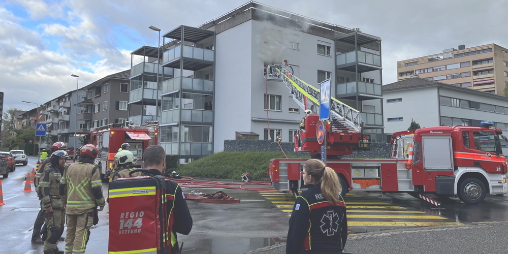 Beim Wohnungsbrand mit starker Rauchentwicklung entstand Sachschaden von mehreren zehntausend Franken.