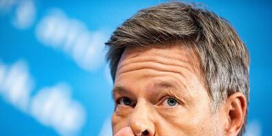 dpatopbilder - Robert Habeck (Bündnis 90/Die Grünen), Bundesminister für Wirtschaft und Klimaschutz, spricht bei einem Pressestatement zur Einsatzreserve Atom für den möglichen Weiterbetrieb von Atomkraftwerken in der aktuellen Energiekrise. Foto:...