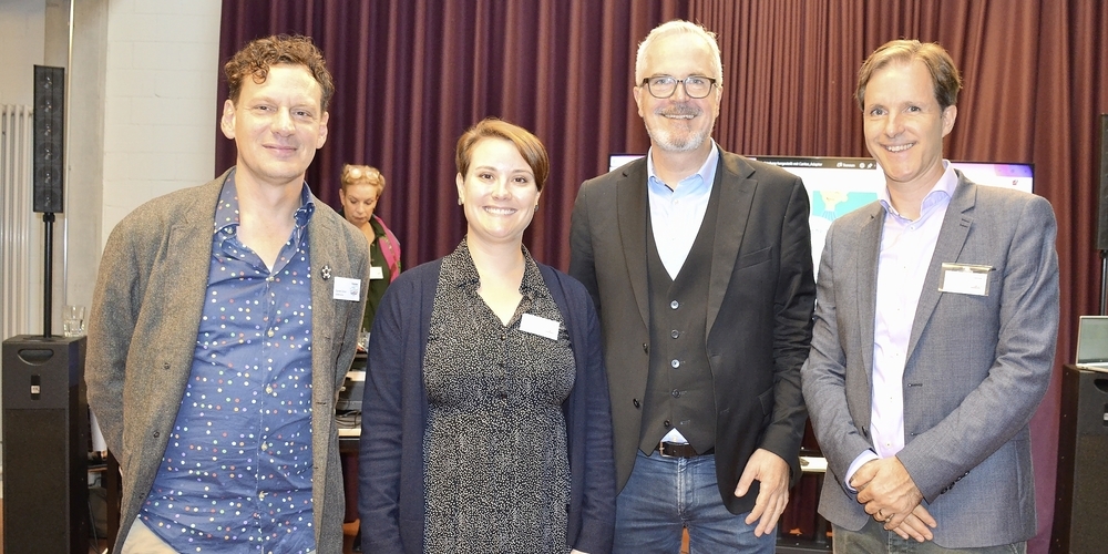 Daniel Zeller (l.) und Milena Brasi leiten die Drehscheibe. Stadtrat Andreas Hauri (2. v. r.) und Markus Erber vom Quartierverein Grünau.