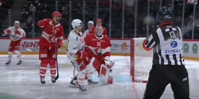 Jordan Schroeder bringt die SCRJ Lakers in Lausanne 0:1 in Führung.