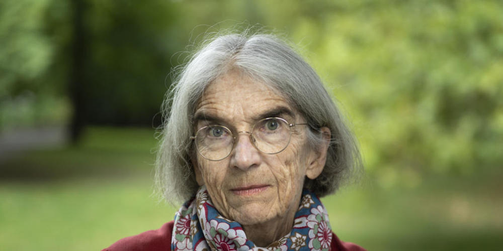 Donna Leon, der Name ist untrennbar mit Venedig und Commissario Brunetti verbunden. 2007 zog die Bestsellerautorin in die Schweiz und heute wird sie 80 Jahre alt.