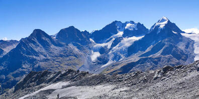 Kleine Gletscher, im Vordergrund die Reste des Vadret da l&#8217;Alp Ota in Graubünden, haben im Sommer 2022 besonders stark gelitten. Obwohl noch Toteis vorhanden ist, wird es immer stärker von instabilem Schutt bedeckt und ist kaum mehr als Glet...