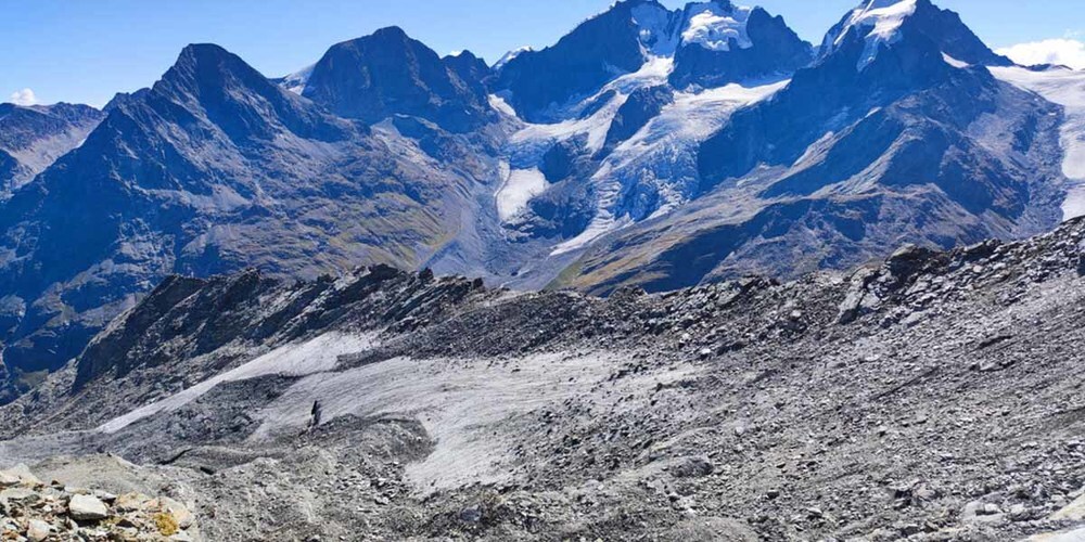 Kleine Gletscher, im Vordergrund die Reste des Vadret da l’Alp Ota in Graubünden, haben im Sommer 2022 besonders stark gelitten. Obwohl noch Toteis vorhanden ist, wird es immer stärker von instabilem Schutt bedeckt und ist kaum mehr als Gletscher zu erkennen.