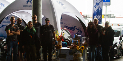 Gemeinsam für andere einstehen: (v. l.) der Vorstand von TuningEmotion, die Familie Kessler und Initiantin Milena Fankhauser, in der Mitte die Sammelkanne für die Bauernfamilie Diethelm.