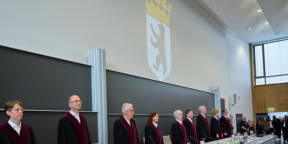 Die Richter des Verfassungsgerichtshofes stehen vor der Verhandlung in einem Hörsaal der Freien Universität Berlin in Dahlem. Das Verfassungsgericht verhandelt über die Gültigkeit der Berliner Wahl 2021. Foto: Annette Riedl/dpa