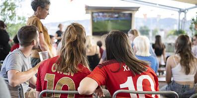 Schweizer Fans verfolgen den Match Schweiz gegen Portugal an der diesjährigen Fussball-Euro der Frauen am TV: 2025 könnten Spiele im Zürcher Letzigrund stattfinden.