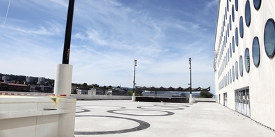 Hier auf der imposanten Terrasse an der Südseite des Stadions sind die «Fankreise» im Boden eingelassen. Hier können sich Fans und Firmen mit einer individuellen Gravur verewigen lassen. 