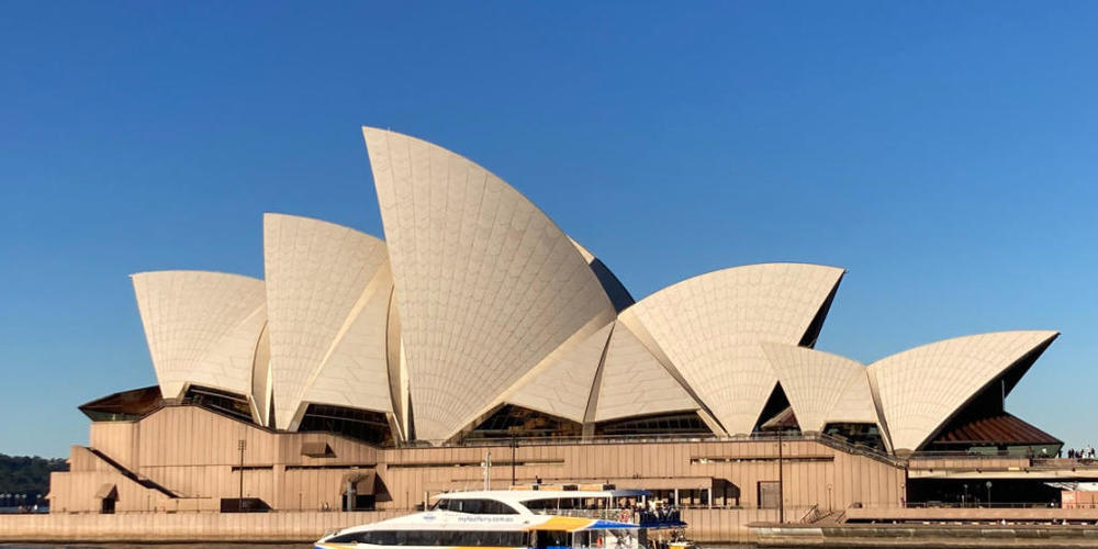 ARCHIV - Das Sydney Opera House mit seinem segelförmigen Dach. Das weltberühmte Sydney Opera House will in den kommenden zwölf Monaten mit mehr als 230 Aufführungen und vielen australischen und internationalen Stars seinen 50. Geburtstag feiern. F...
