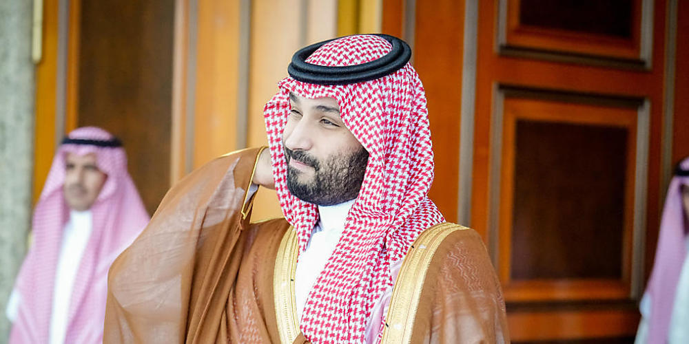 Der Kronprinz des Königreichs Saudi-Arabien Mohammed bin Salman al-Saud erwartet vor dem Al-Salam-Palast den deutschen Bundeskanzler. Foto: Kay Nietfeld/dpa
