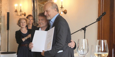 Stadtrat Filippo Leutenegger (r.) freut sich mit FCZ-Präsident Ancillo Canepa über den Meistertitel. Stadtpräsidentin Corine Mauch beobachtet die Szenerie sichtlich fasziniert.  