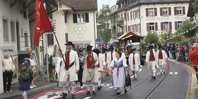Fast wie am Sechseläuten in der Stadt unten: Die Zunft Höngg. 