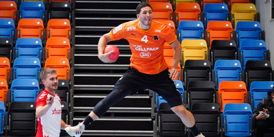 Die Kadetten Schaffhausen (auf dem Bild Mehdi Ben Romdhane) gewinnen das heutige Heimspiel gegen den BSV Bern mit 32:26. 