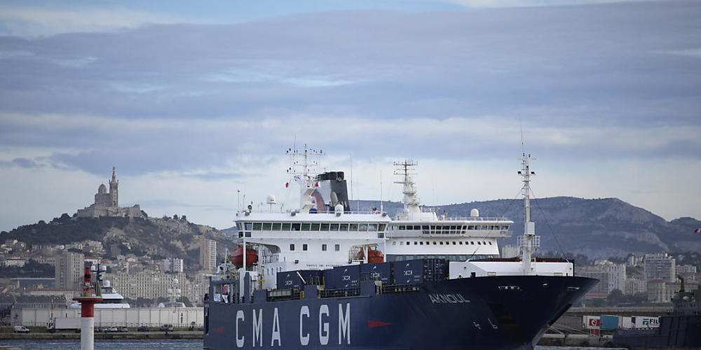 Ein Frachtschiff für die Ukraine verlässt den Hafen von Marseille. Foto: Daniel Cole/AP/dpa