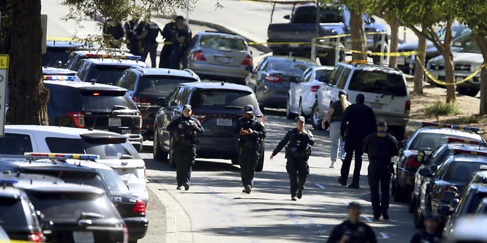 Polizeibeamte verschiedener Behörden sind nach Schüssen auf einem Schulgelände im Einsatz. Foto: Ray Chavez/Bay Area News Group/AP/dpa - ACHTUNG: Nur zur redaktionellen Verwendung und nur mit vollständiger Nennung des vorstehenden Credits