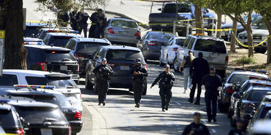 Polizeibeamte verschiedener Behörden sind nach Schüssen auf einem Schulgelände im Einsatz. Foto: Ray Chavez/Bay Area News Group/AP/dpa - ACHTUNG: Nur zur redaktionellen Verwendung und nur mit vollständiger Nennung des vorstehenden Credits
