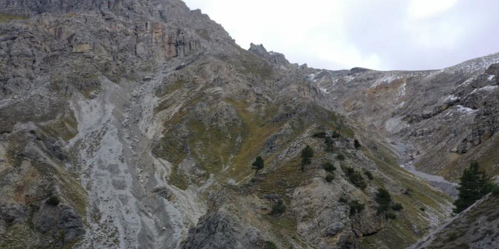 In diesem unwegsamen, felsigen Gelände oberhalb von Scuol GR ist am Dienstag ein Jäger abgestürzt.