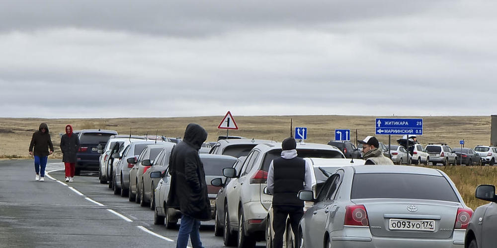 An der Grenze zu Kasachstan hat sich eine kilometerlange Schlange aus Männern im wehrpflichtigen Alter gebildet. Foto: Uncredited/AP/dpa