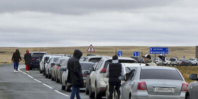 An der Grenze zu Kasachstan hat sich eine kilometerlange Schlange aus Männern im wehrpflichtigen Alter gebildet. Foto: Uncredited/AP/dpa
