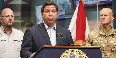Floridas Gouverneur Ron DeSantis (M) informiert die Medien über Hurrikan Ian. Hurrikan «Ian» vorbereitet. Foto: Robert Kaufmann/Fema/Planet Pix via ZUMA Press Wire/dpa