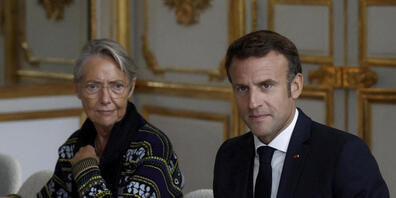 Emmanuel Macron, Präsident Frankreichs, und Elisabeth Borne (l), Premierministerin Frankreichs, nehmen an einem Treffen mit dem Olympischen und Paralympischen Rat im Elysee-Palast in Paris teil. Foto: Benoit Tessier/Pool REUTERS/dpa