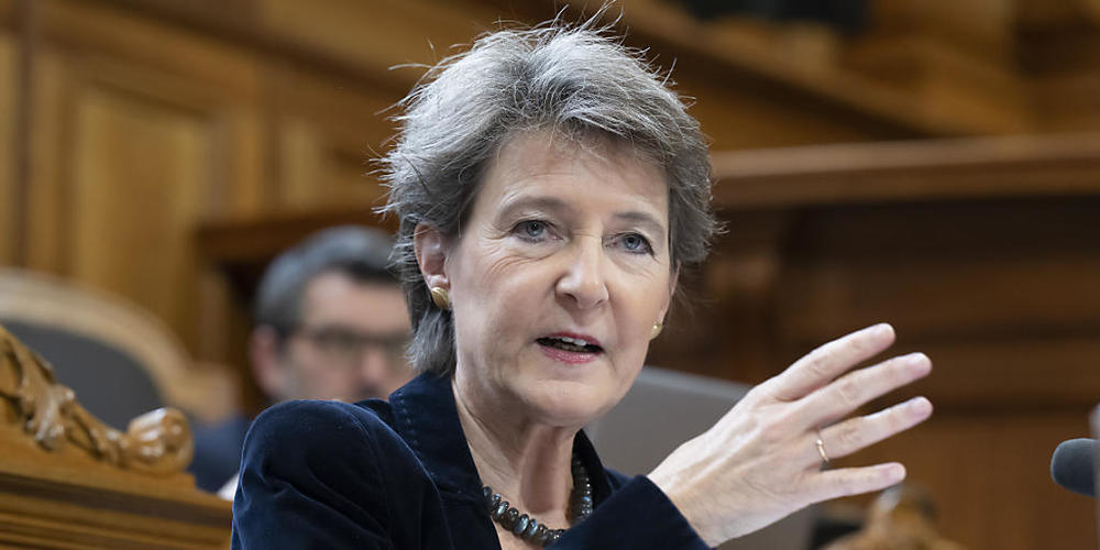 Energieministerin Simonetta Sommaruga verfolgte die zwölfstündige Debatte im Ständerat zum Ausbau der erneuerbaren Energien. Ihrer Meinung nach fehlt im sogenannten Mantelerlass noch die nötige Balance zwischen Zielen und Massnahmen.