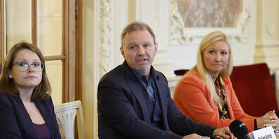 Belästigungsvorwürfe bei Bühnen Bern: Intendant Florian Scholz vor den Medien mit Tanzdirektorin Isabelle Bischof (links) und Rechtsanwältin Monika Hirzel.