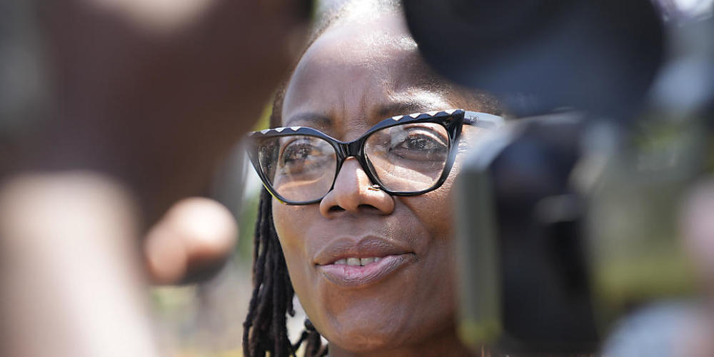 dpatopbilder - Tsitsi Dangarembga, Friedenspreisträgerin des Deutschen Buchhandels, simbabwische Autorin und Filmemacherin, spricht mit Journalisten, als sie vor dem Amtsgericht in Harare eintrifft. Foto: Tsvangirayi Mukwazhi/AP/dpa