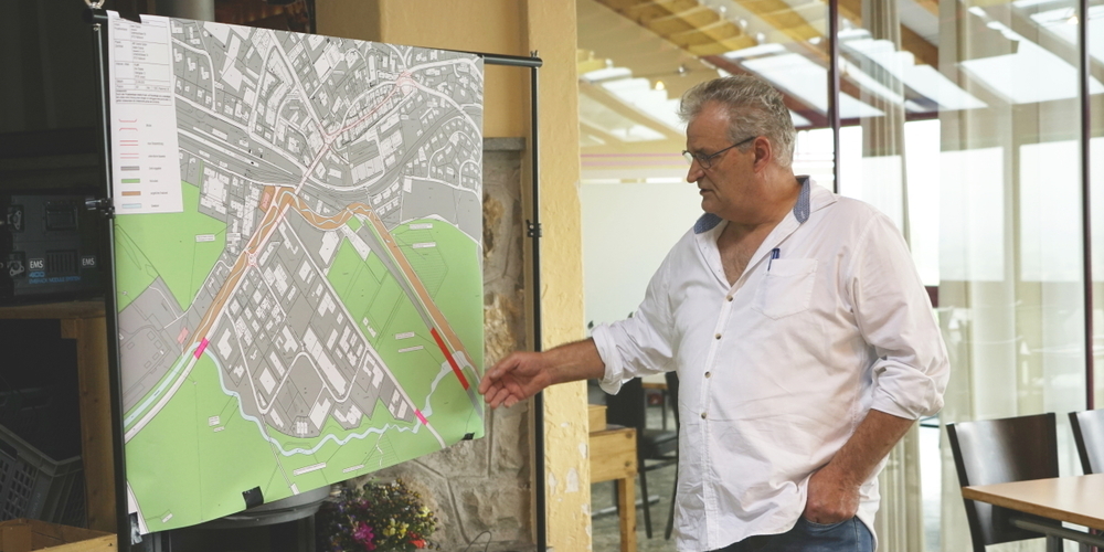 Der gebürtige Uzner Erwin Elsener bei der Präsentation seiner Projektidee eines Städtlitunnels in Uznach.