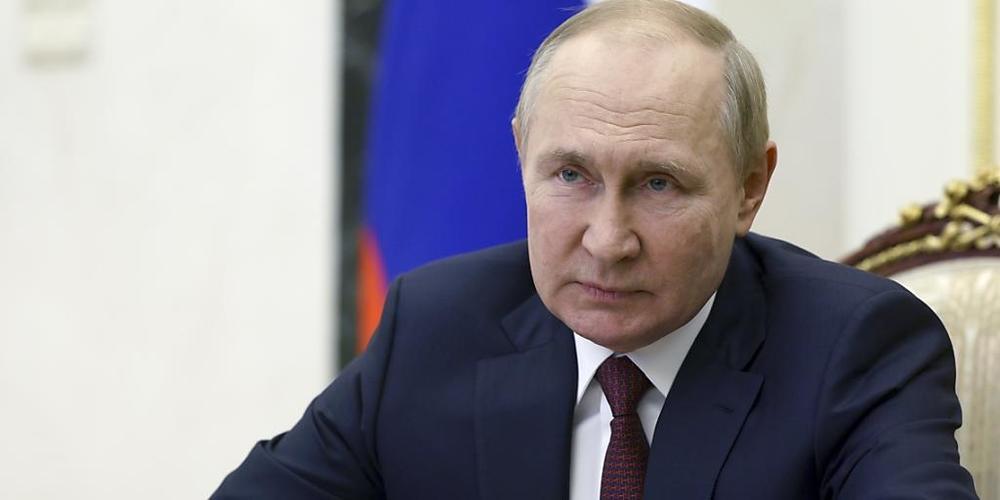 Das von der staatlichen russischen Nachrichtenagentur Sputnik via AP veröffentlichte Bild zeigt Russlands Präsidenten Wladimir Putin bei einer Sitzung des nationalen Sicherheitsrates. Foto: Gavriil Grigorov/Pool Sputnik Kremlin/AP/dpa