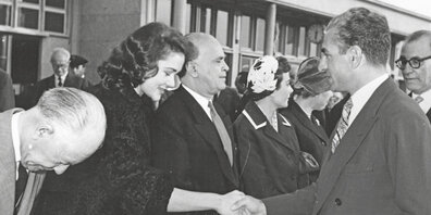 Das Buch erzählt die aussergewöhnliche Lebensgeschichte von Parvin Bebié-Davallou.