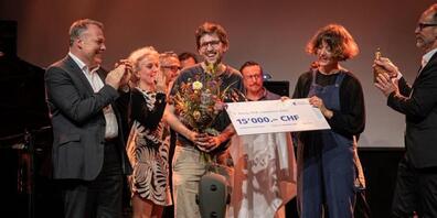 Das Berner Duo Bureau Bureau mit Sonia Loenne und Michael Cina (Bildmitte) hat den mit 15'000 Franken dotierten ZKB Jazzpreis 2022 gewonnen. (Bild: Zürcher Kantonalbank)