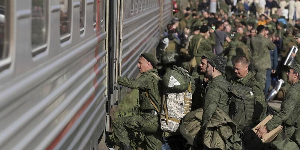 Russische Rekruten steigen auf einem Bahnhof in der Region Wolgograd in einen Zug. Foto: Uncredited/AP/dpa