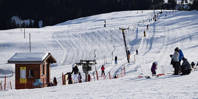 Skilift offen 9.00 bis 16.30 Uhr; Schnee ca. 10 – 20 cm; Piste fahrbar.