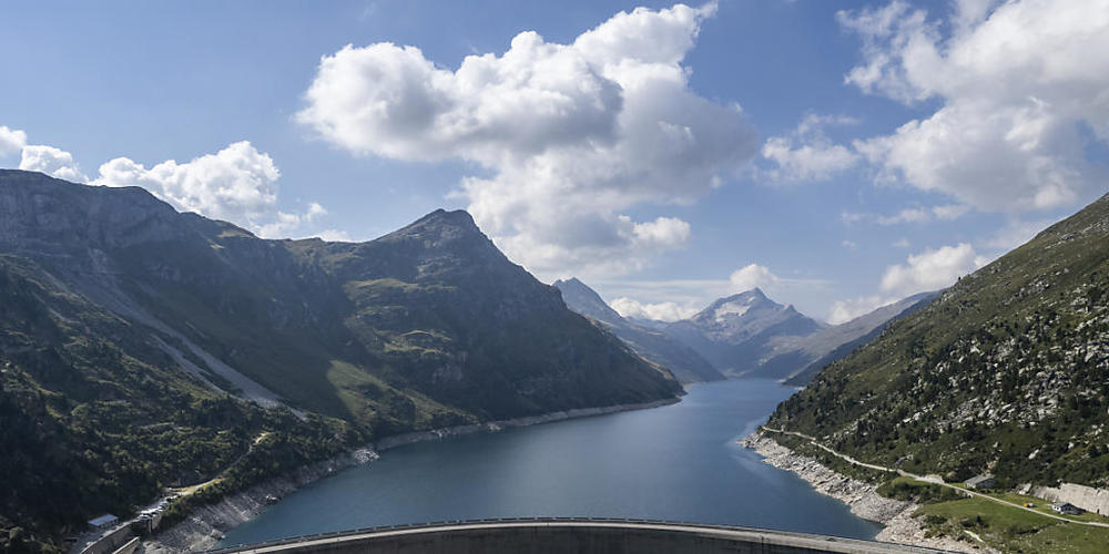 Blick auf den Stausee Lago di Lei im Bündnerland: Der Bundesrat hat entschieden, dass 45 Wasserkraftanlagen in der Schweiz temporär weniger Wasser abfliessen lassen müssen. (Archivbild)