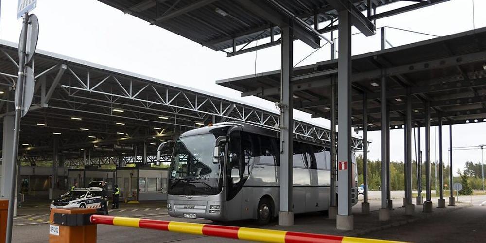 Ein russischer Bus steht am Grenzübergang Vaalimaa zwischen Finnland und Russland. Finnland hat in der Nacht zum Freitag seine Grenze für russische Touristen geschlossen. Foto: Sasu Mäkinen/Lehtikuva/dpa