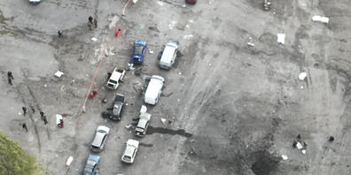 Auf diesem vom Pressedienst der ukrainischen Polizei veröffentlichten Bild, das mit einer Drohne aufgenommen wurde, ist die Situation nach einem Raketenangriff zu sehen. Foto: Uncredited/Ukrainian Police Press Office/dpa