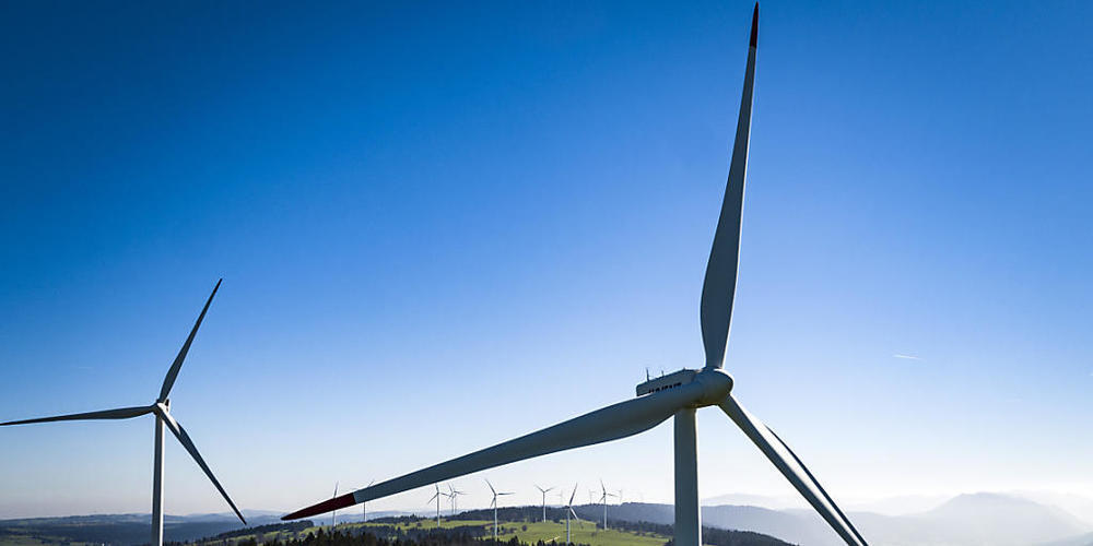 Windparks wie hier am Mont-Soleil im Jura könnten nach den Vorstellungen der Ausserrhoder Regierung dereinst auch das Bild im Appenzeller Mittelland und Vorderland prägen. (Archivbild)
