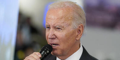 Joe Biden (l), Präsident der USA, spricht während eines Besuchs im Hauptquartier der Federal Emergency Management Agency (FEMA) über Hurrikan «Ian». Foto: Evan Vucci/AP/dpa