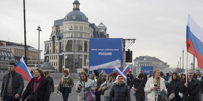 Nach der Annexion der vier besetzten Gebiete in der Ukraine versammeln sich Anhänger Putins auf dem Roten Platz um zu feiern. Foto: Dmitry Serebryakov/AP/dpa