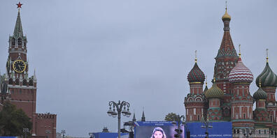 Während in Russland Tausende medienwirksam die Annexion der ukrainischen Gebiete - wie hier auf dem Roten Platz in Moskau - feiern, lehnt die internationale Gemeinschaft die Inanspruchnahme Putins ab. Foto: Dmitry Serebryakov/AP/dpa