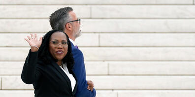 Ketanji Brown Jackson ist eine Vorreiterin für alle Frauen in den USA: Sie ist die erste schwarze Richterin am Supreme Court der USA. Foto: Carolyn Kaster/AP/dpa