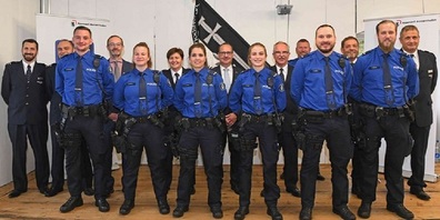 Regierungsrat, Departementssekretär, Kommandostab, vereidigte Polizistinnen und Polizisten und Korpsfähnrich.
