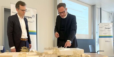 Regierungsrat Dominik Diezi und Kantonsbaumeister Dominik Diezi erläutern die beiden Bauvorhaben an der Kantonsschule Frauenfeld und in Kalchrain.