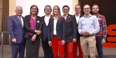 Stiftungsrat Nick Huber gratulierte Katharina Lehmann und Patrik Beck zum Anerkennungspreis sowie Sabrina Böni Keller, Martin Erlacher, Tobias Hugentobler, Florian Lässer und Matthias Reiner zum Förderpreis (v.l.n.r.).