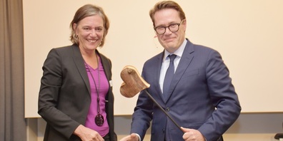 Ständerat Benedikt Würth gratuliert Katharina Lehmann mit einem symbolischen Holzherz zum Anerkennungspreis.