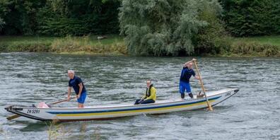 Regierungsrat Martin Neukom (Grüne) überbrachte am Freitag die Pläne für die "Lebendige Limmat" per Boot.