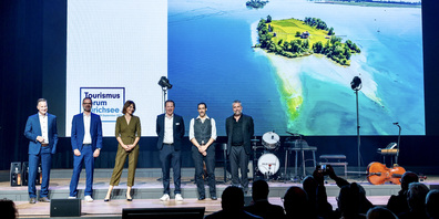 Das erfolgreiche Team des diesjährigen Tourismusforums: (v.l.n.r.) Richard Gutjahr, Thomas Wüthrich, Cornelia Bösch, Tobias Treichler, Duo RICKLIN & SCHAUB.