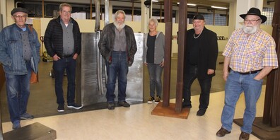 Stellen gemeinsam aus (von links) Hubert Müller, Andreas Inauen, Jürg Jenny, Erna Lang, Kuspi022 und Peter Federer. Auf dem Bild fehlen Thomas C. Jutz, Christoph Friedrich und Willi Keller.                