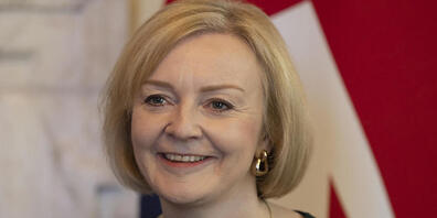 Liz Truss, Premierministerin von Großbritannien, lächelt vor einem Gespräch mit Dänemarks Ministerpräsidentin Frederiksen in der Downing Street. Foto: Dan Kitwood/PA Wire/dpa