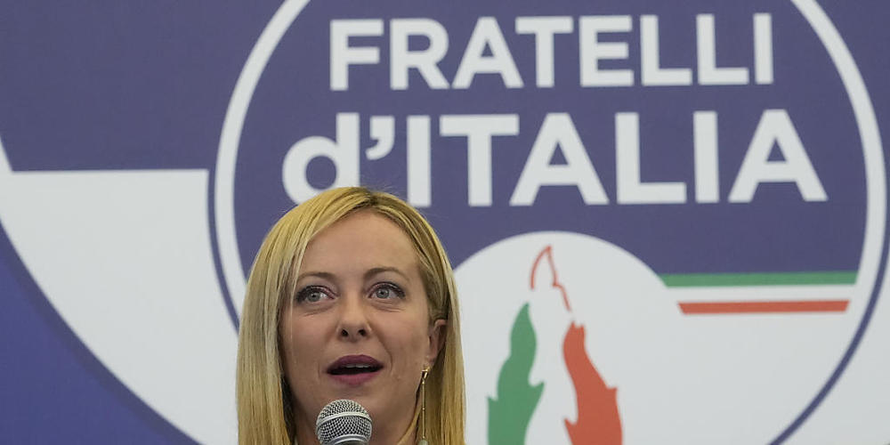 Giorgia Meloni, Vorsitzende der rechtsradikalen Partei Fratelli d'Italia, spricht in der Wahlkampfzentrale ihrer Partei. Foto: Gregorio Borgia/AP/dpa